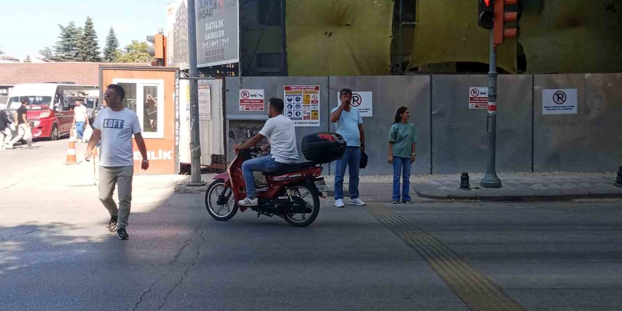 Trafikte Kırmızı Işığı Umursamayan Yayalar Tehlike Oluşturuyor