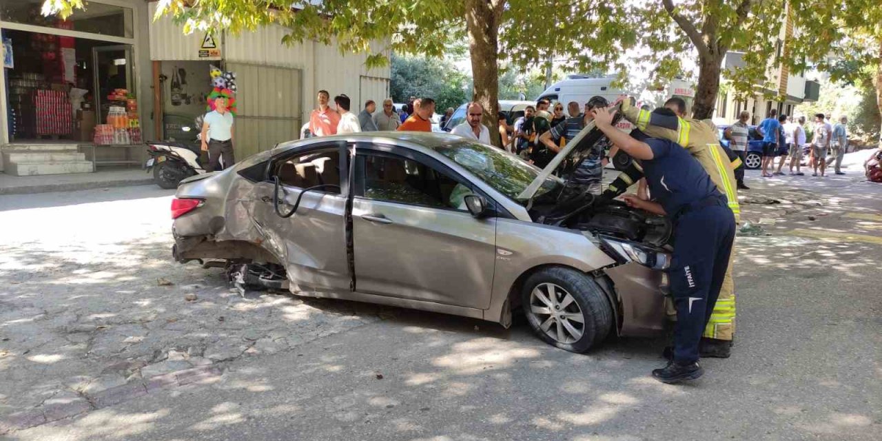 İki Otomobil Hurdaya Döndü