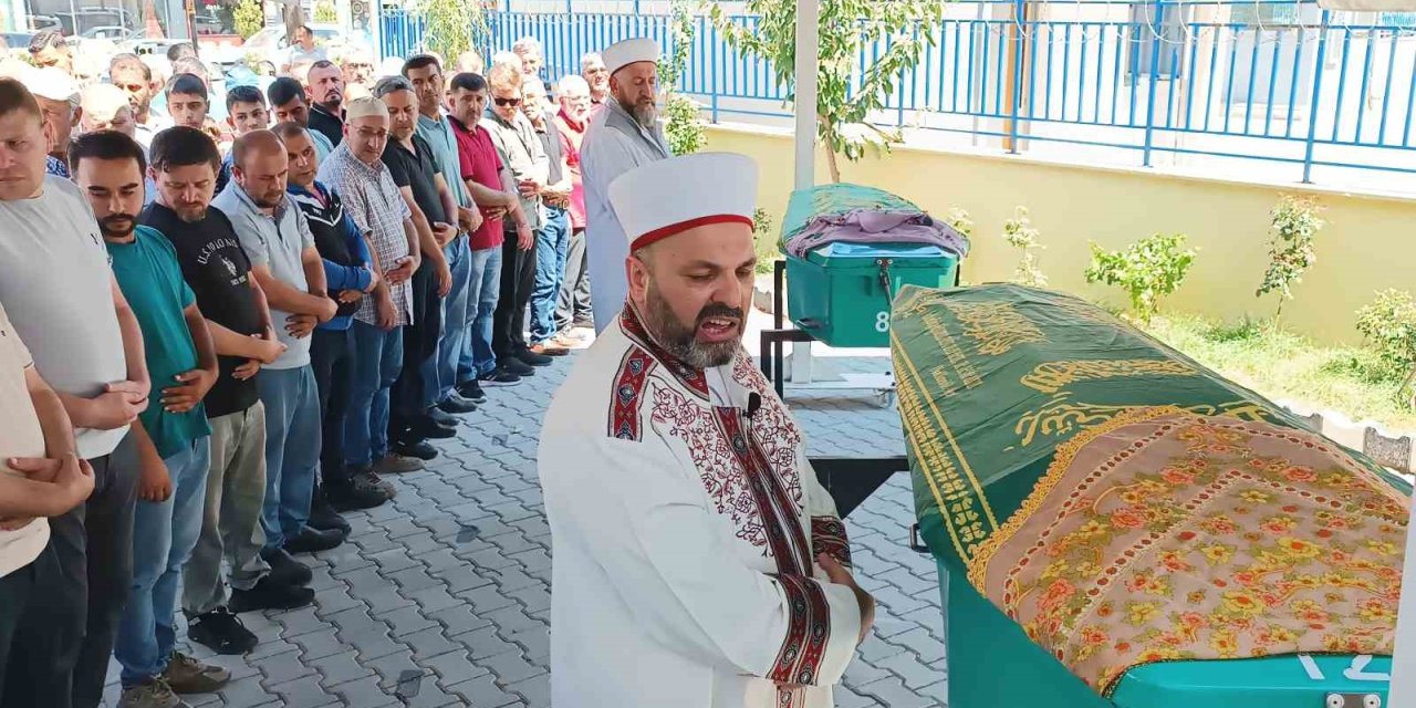 Otomobilin Çarpması Sonucu Hayatlarını Kaybeden İki Kız Kardeş Toprağa Verildi