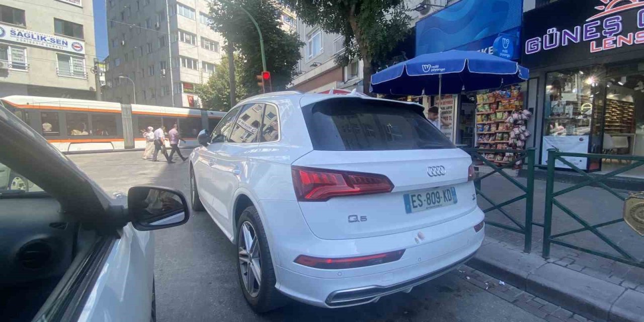 Trafik Lambasının Altına Park Edilen Araçlar Trafiği Tek Şeride Düşürdü