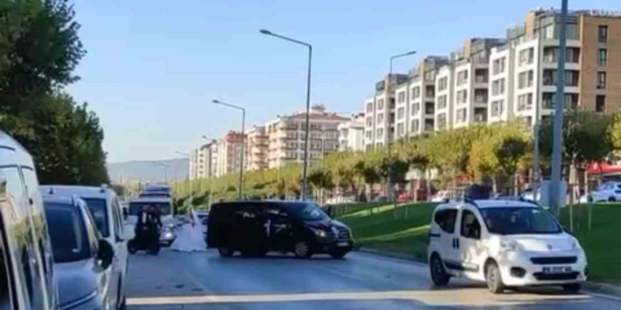 Düğün Konvoyu Terörü.. Yolu Kesip Dakikalarca Oyun Oynadılar