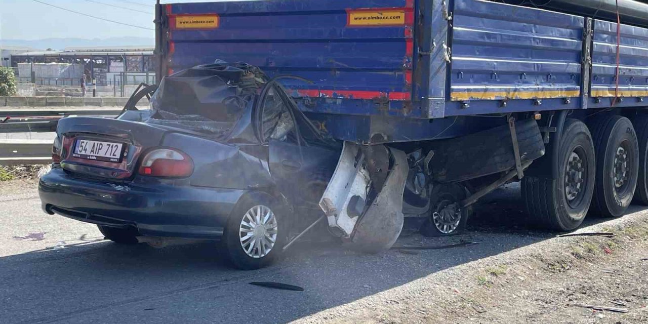 Feci Kaza, Tıra Ok Gibi Saplandı: 1 Ölü