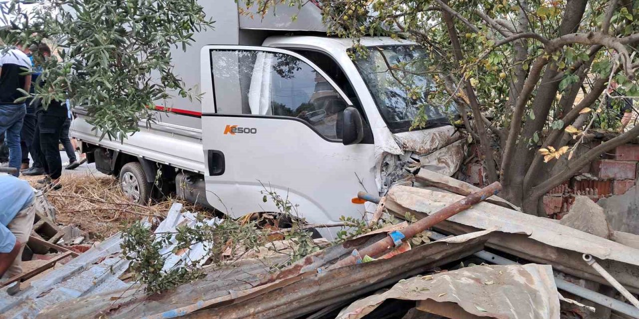 Islak Yolda Kayan Kamyonet Bahçe Duvarına Çarptı