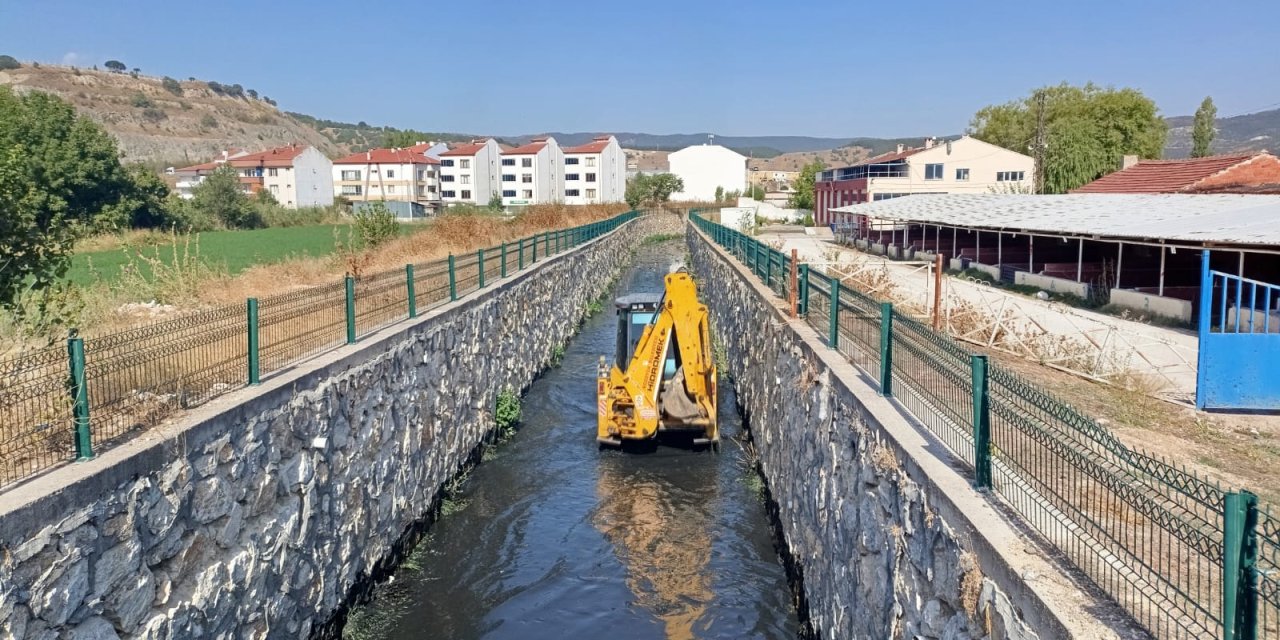 Bozüyük'te Kanal Temizliği Sürdürülüyor