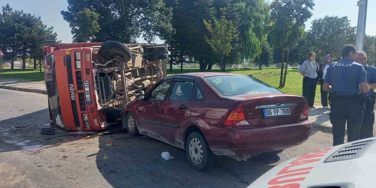 Otomobille Kamyon Çarpıştı