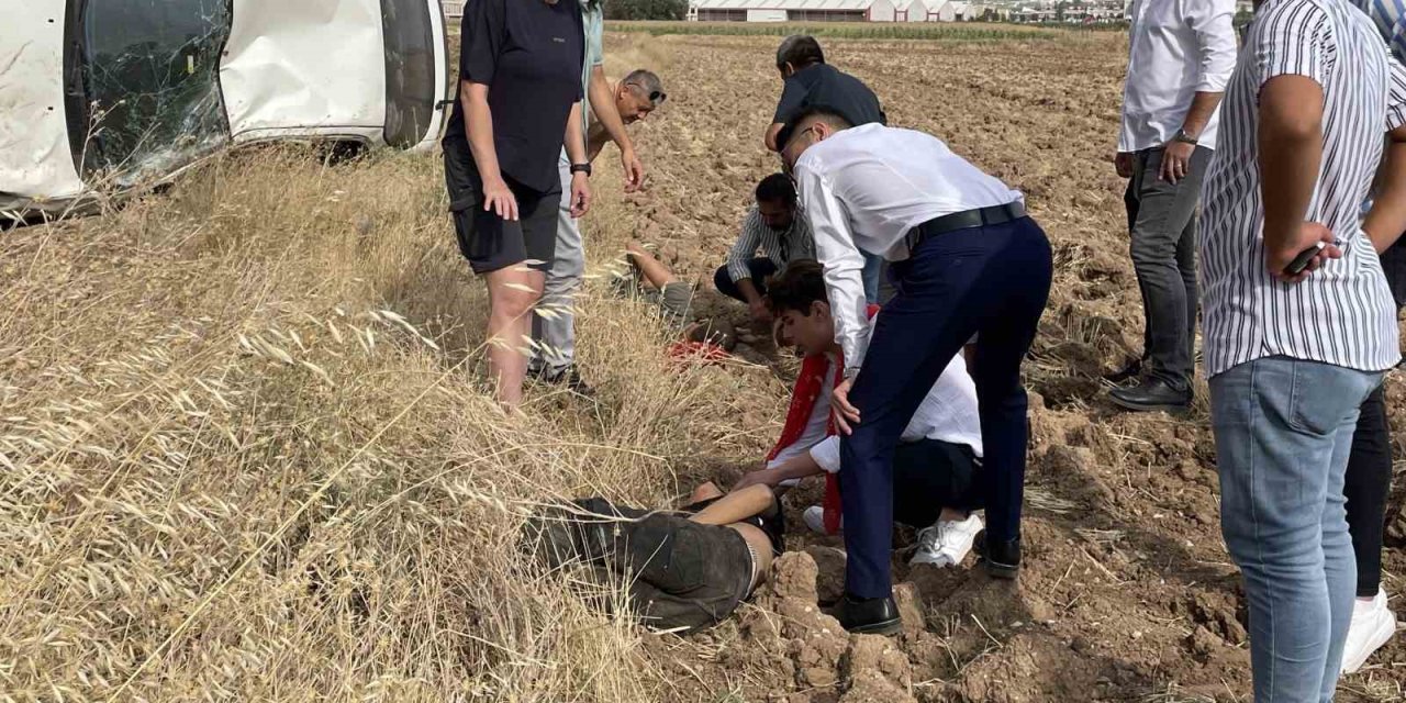 Şarampole Yuvarlanan Otomobildekilerin Yardımına Düğün Konvoyundakiler Koştu