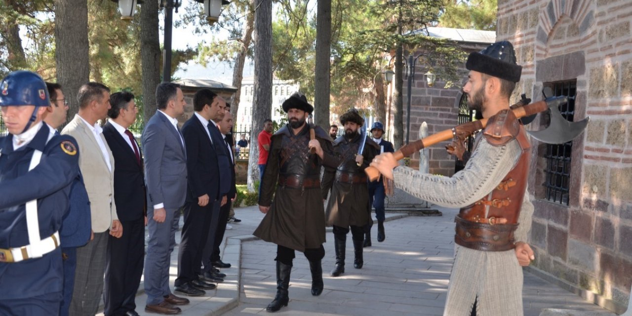 Bakan Yardımcısı Eminoğlu, Ertuğrul Gazi Türbesinde Alplerin Nöbet Değişimini İzledi