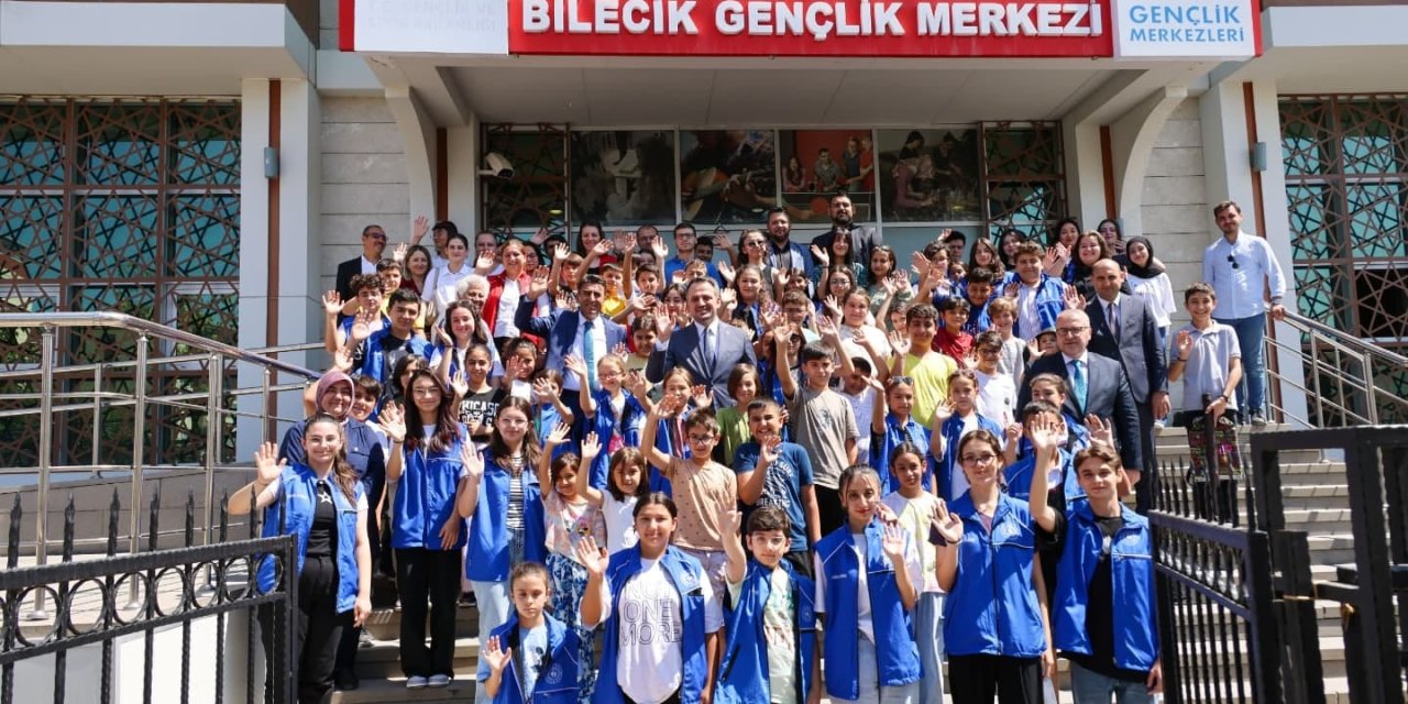 Gençler Merak Ettiklerini Sordular