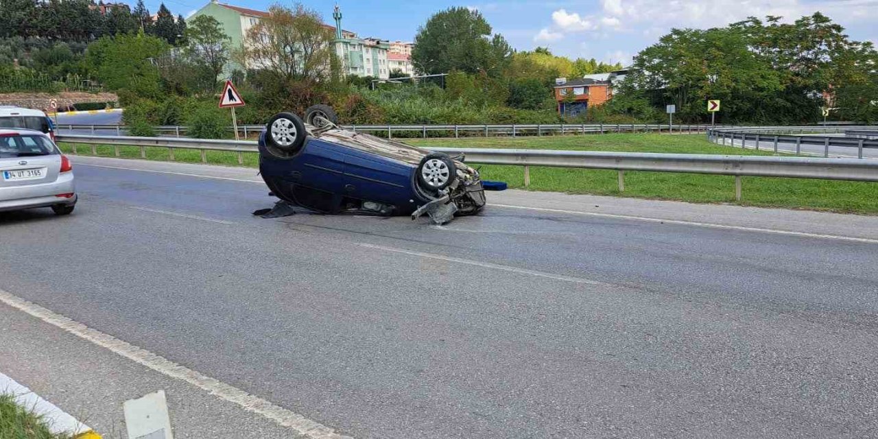 Kontrolden Çıkan Otomobil, Bariyerlere Çarparak Ters Döndü