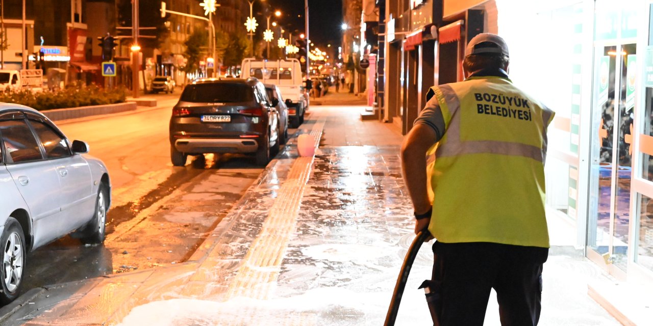 Bozüyük'te Kaldırımlar Temizlendi