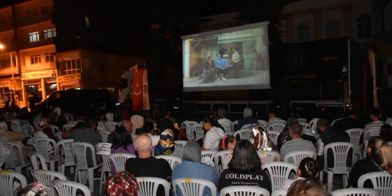 Gezen Sinema İsimli Tır Söğüt’te Halkla Buluştu