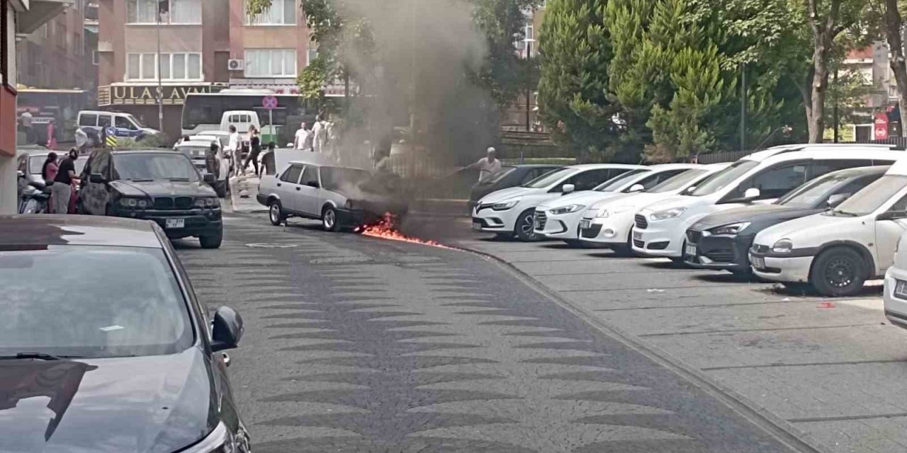 Otomobil alevlere teslim oldu, LPG tankı bomba gibi patladı