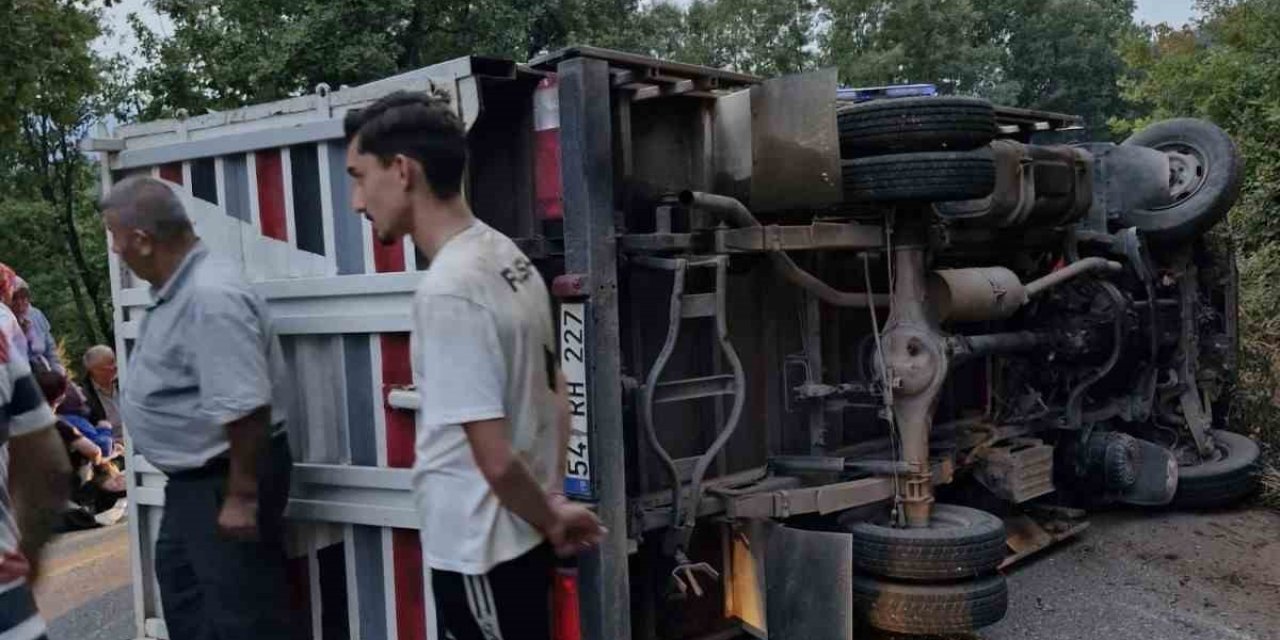 Kontrolden Çıkan Kamyonet Yan Yattı