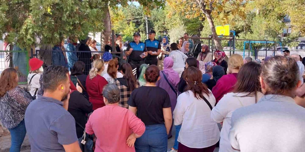 Polis Ekipleri Öğrencilere Ve Velilere Basit Güvenlik Tedbirlerini Anlattı