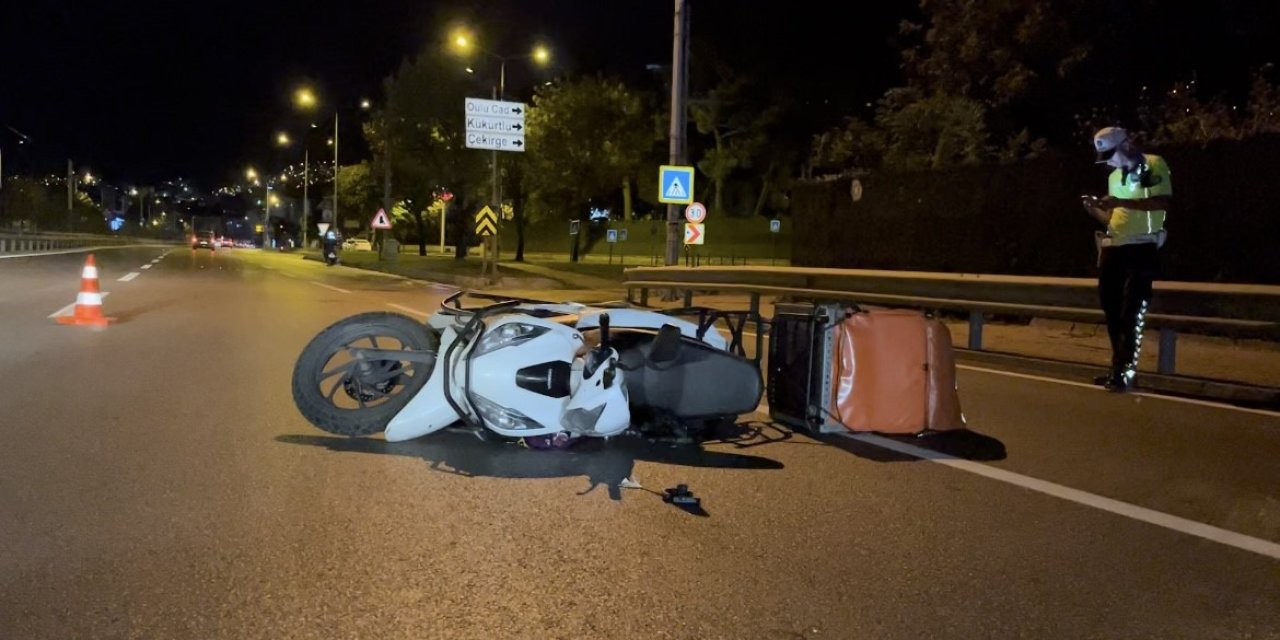 Kontrolden Çıkan Motokurye Bariyerlere Girdi