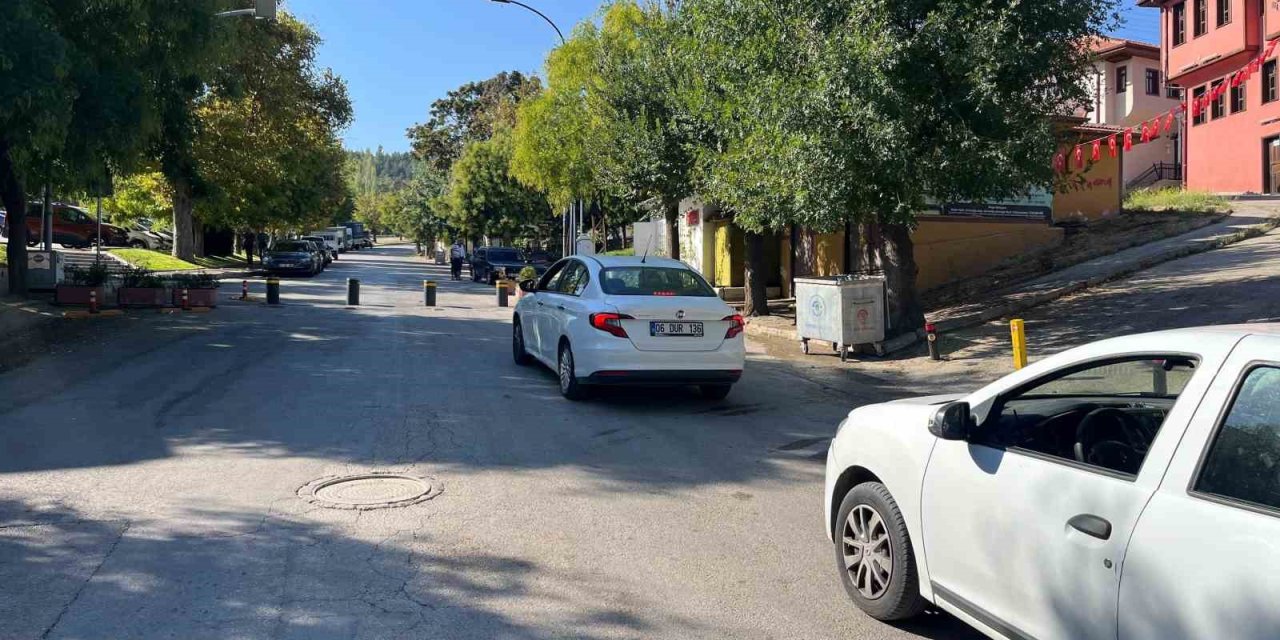 Saatinden Önce Trafiğe Kapanan Caddede Araçlar Mahsur Kaldı