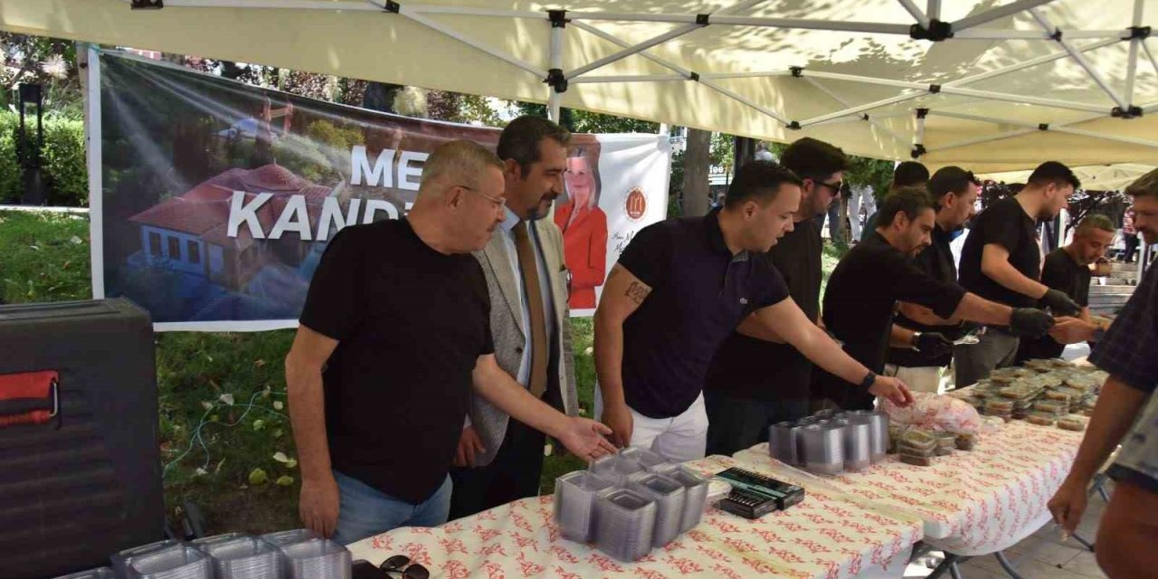 Bilecik’te Mevlid Kandili Dolayısıyla Helva Dağıtıldı