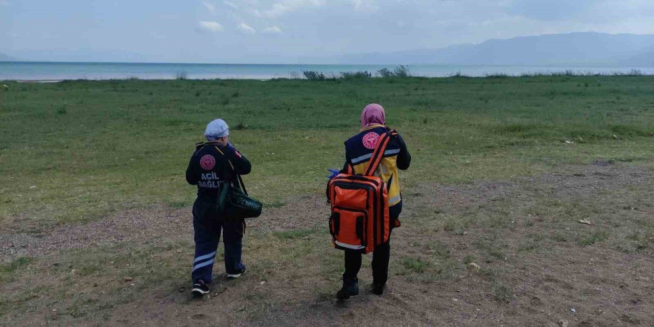 Botla Göle Açılan Çocuklar, Rüzgarda Sürüklenince Vatandaşlar Tarafından Kurtarıldı