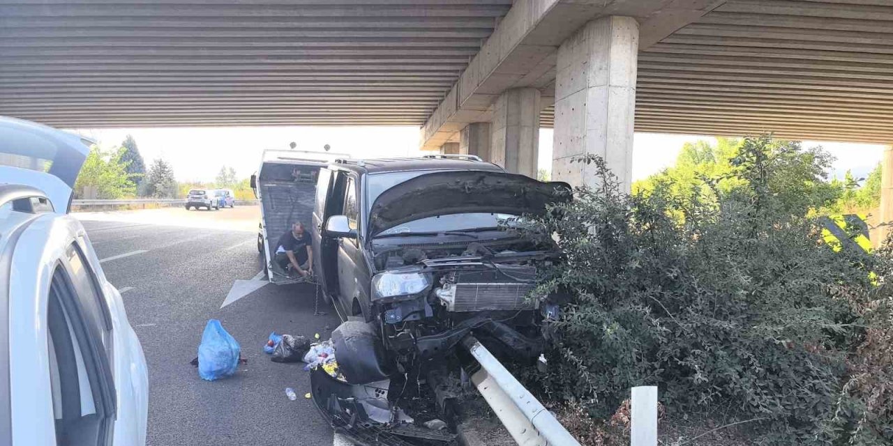 Cenazeden Dönen Ailenin Bulunduğu Minibüs Bariyerlere Saplandı