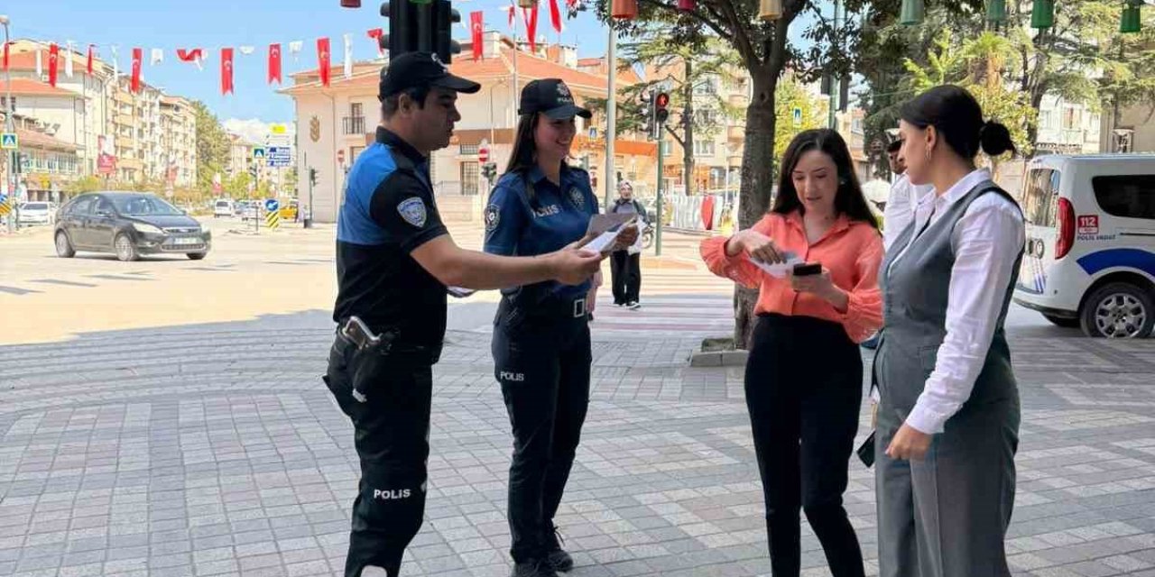 İlçe Emniyet Müdürlüğü Ekiplerinden Vatandaşları Bilgilendirme Çalışması