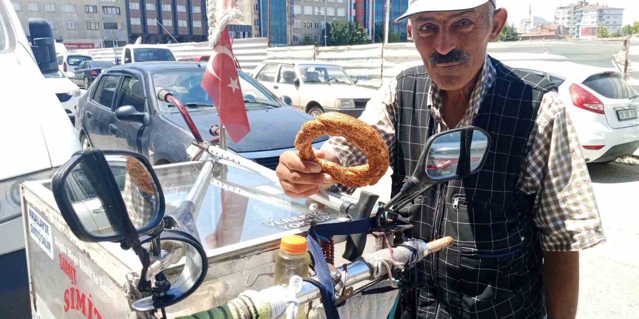 ’Simitçi Salim’ El Arabasıyla Her Gün Binlerce Adım Atıyor