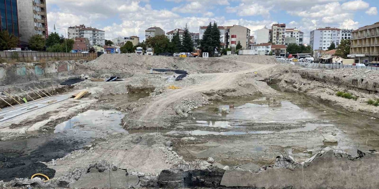 Çöktüğü İçin Trafiğe Kapatılan Yol Üzerindeki Esnaf Mağdur Oldu