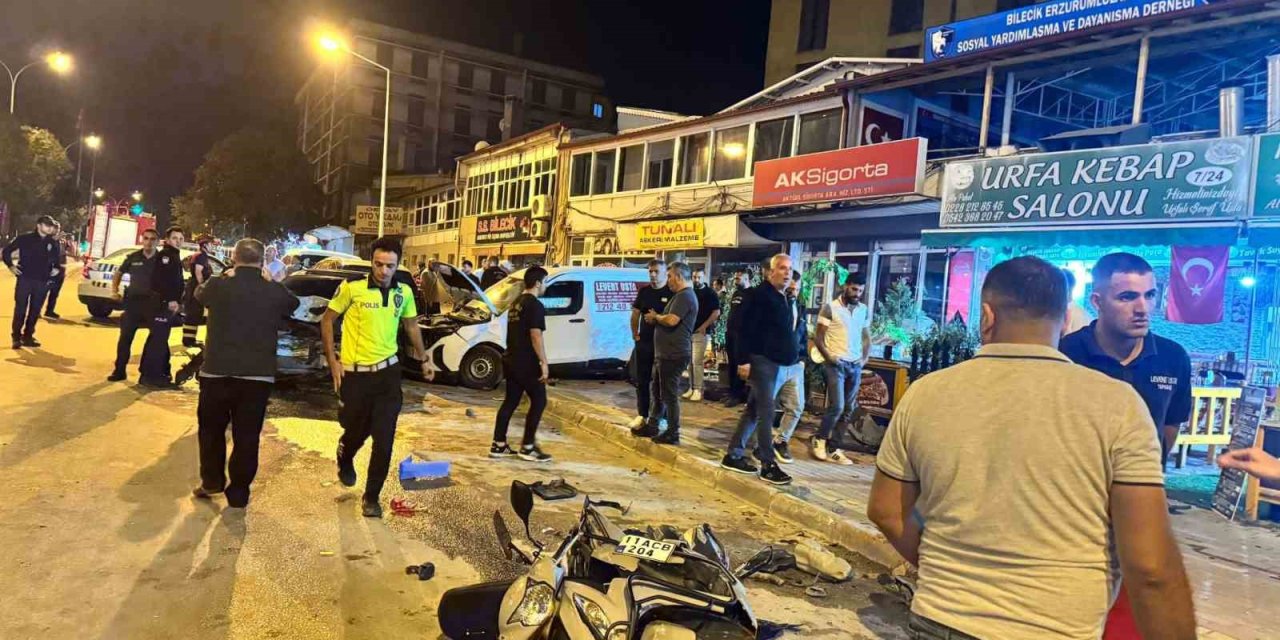 3 Kişinin Yaralandığı Kaza Güvenlik Kamerasına Yansıdı