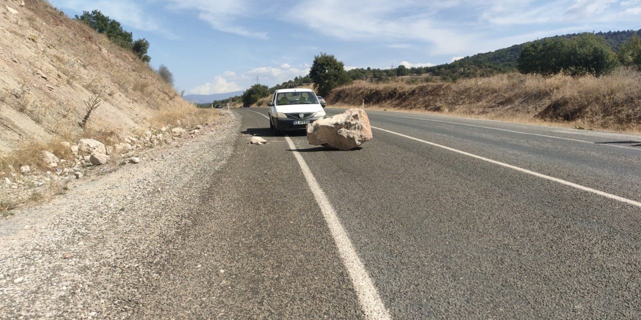 Çevre Yoluna Büyük Bir Taş Kütlesi Düştü