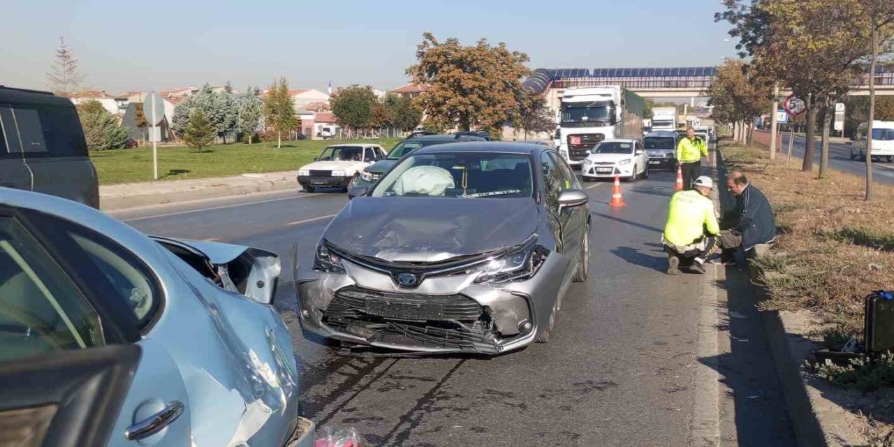 3 Aracın Karıştığı Zincirleme Kazada 1 Kişi Yaralandı