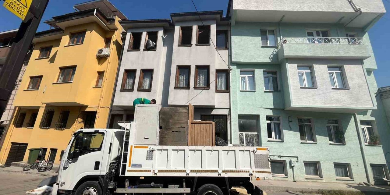 Apartmandan 5 Kamyon Çöp Çıktı