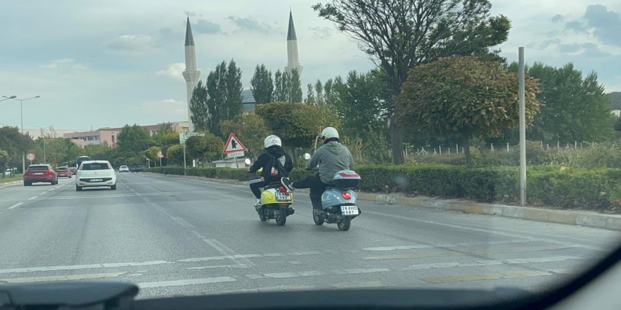 Arkadaşının Motosikletini Ayağı İle İten Sürücü Trafiği Tehlikeye Attı