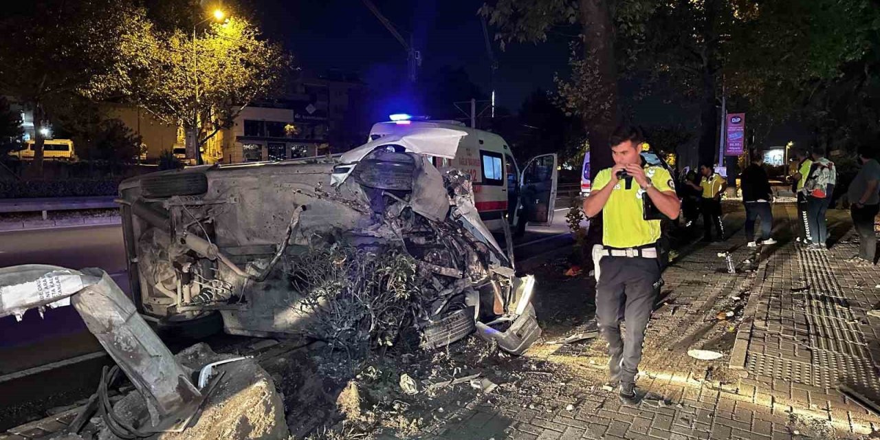 Aydınlatma Direğine Çarpan Tofaş Hurdaya Döndü: 4 Yaralı