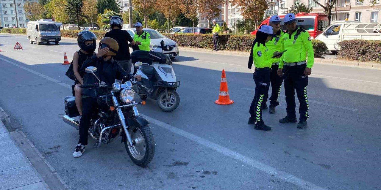 Kaskı Kafası Yerine Koluna Takan Motosiklet Sürücüsüne Ceza