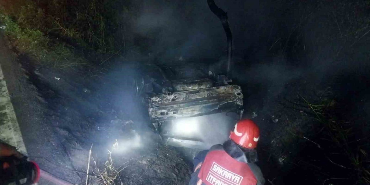 Kontrolden Çıkarak Yol Kenarına Uçan Araç Alev Topuna Döndü: 2 Yaralı