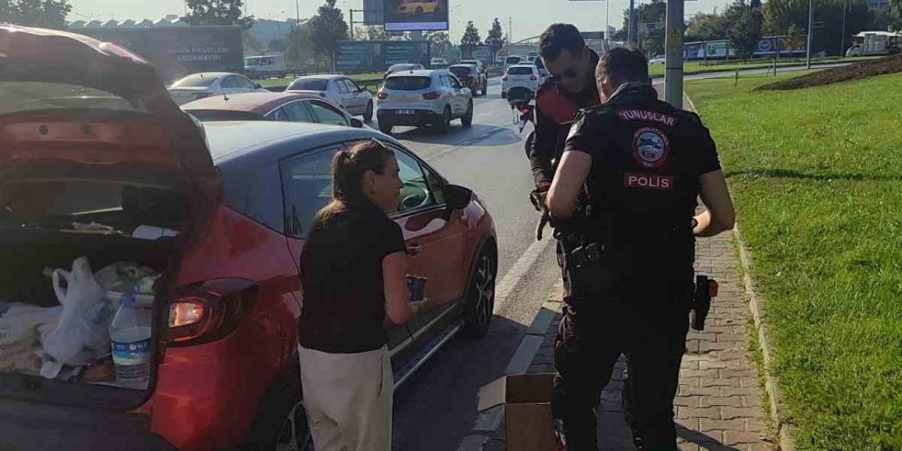 Trafikte Yavru Kedi Alarmı..polisler 4 Araca Giren Kediyi Kurtardı