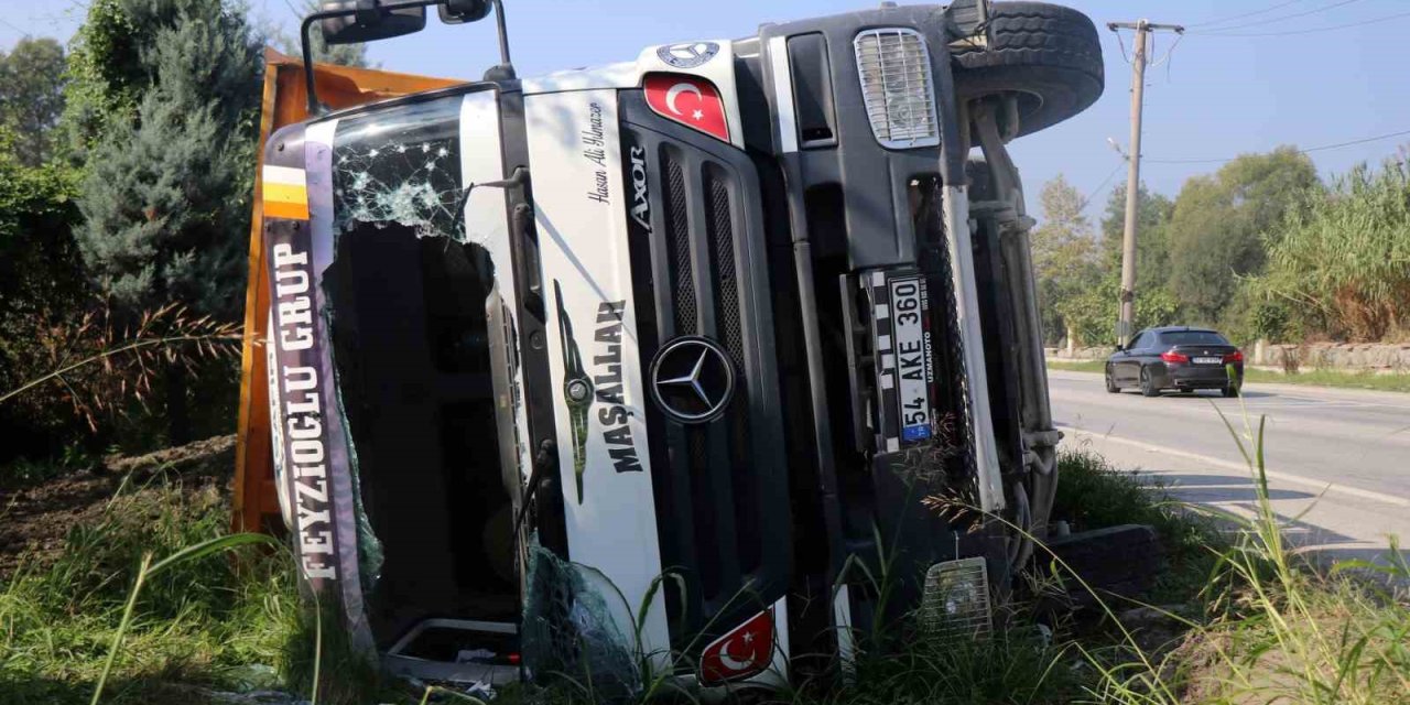 Toprak Yüklü Kamyon Yol Kenarına Devrildi: 1 Yaralı