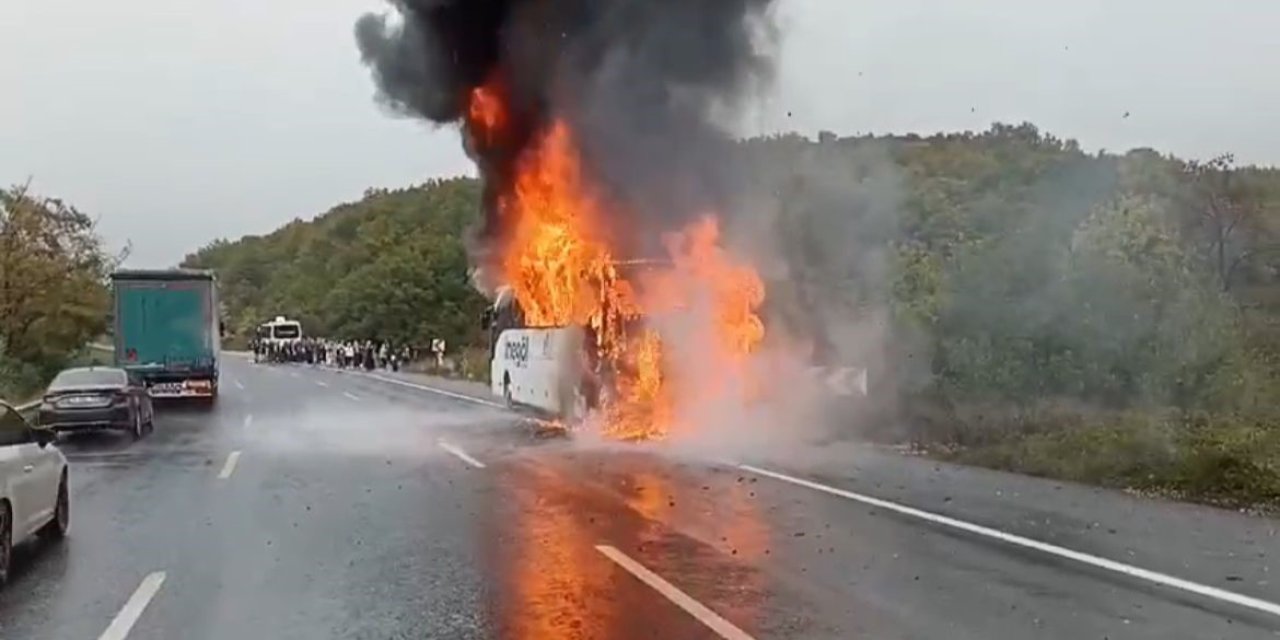 Yolcu Otobüsü Alev Topuna Döndü, Yolcular Tahliye Edildi