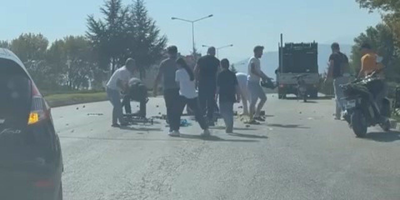 Yere Dökülen Armutları Gören Sürücüler Yardımına Koştu