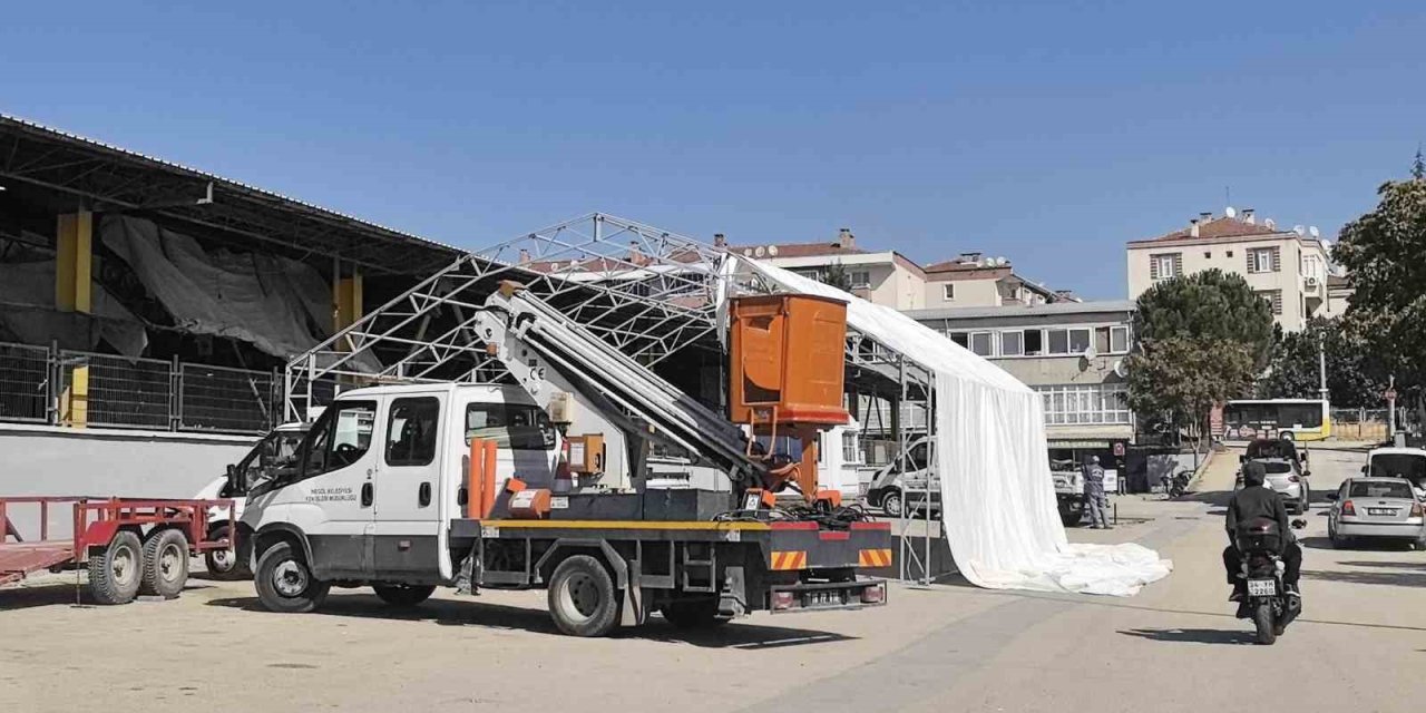 Pazar Yerine Branda Kurarken 5 Metre Yükseklikten Düştü, Ağır Yaralandı