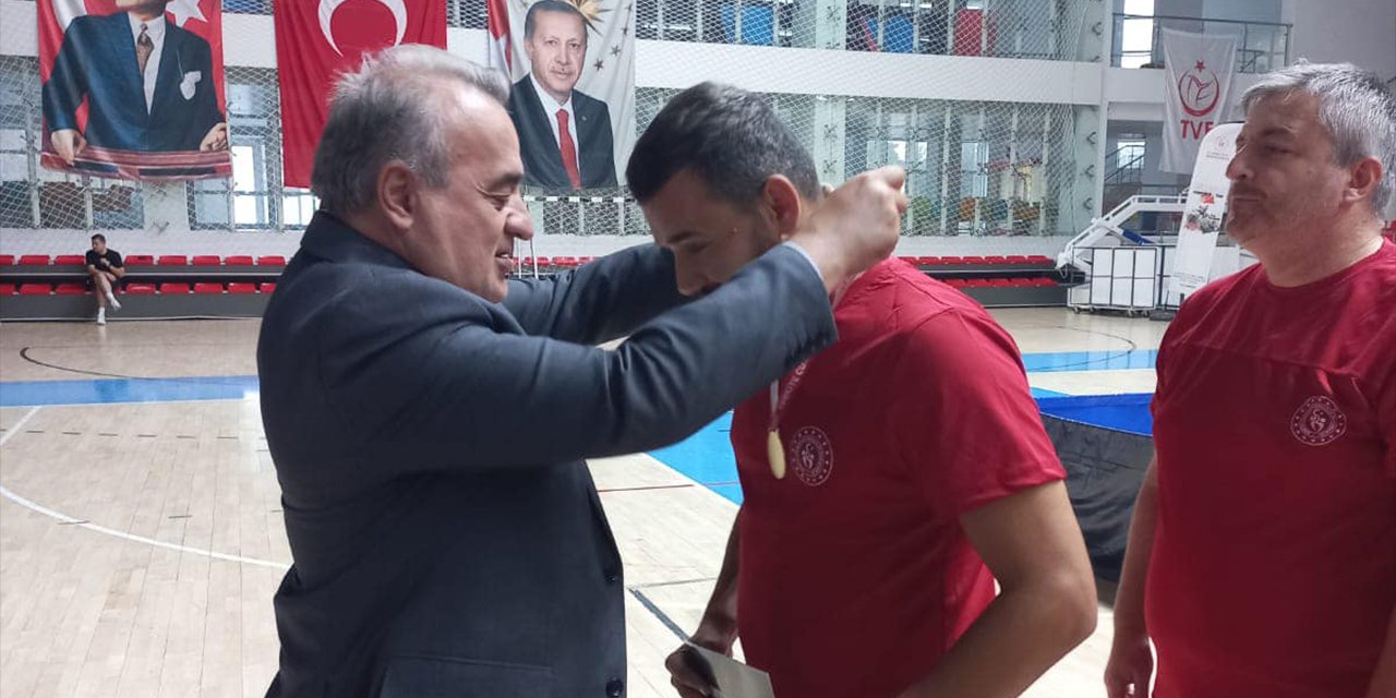 Kaymakam Öztürk Sporculara Madalyalarını Takdim Etti