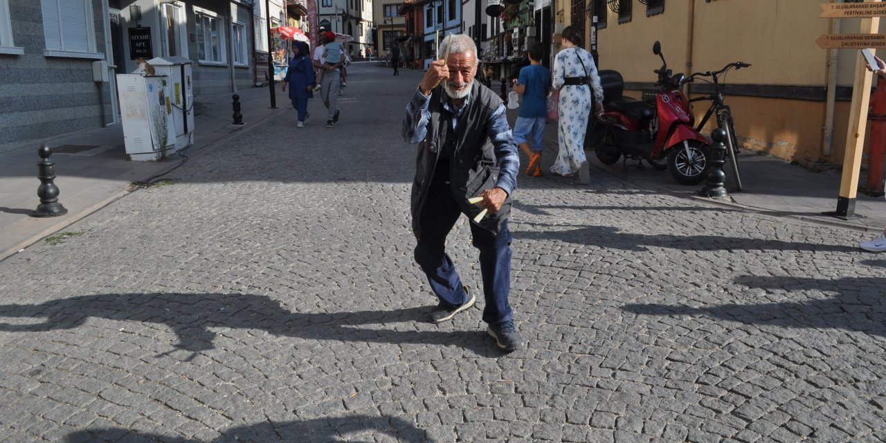 Hamallıktan Kalan Boş Vaktinde Sokaklarda Dans Ediyor