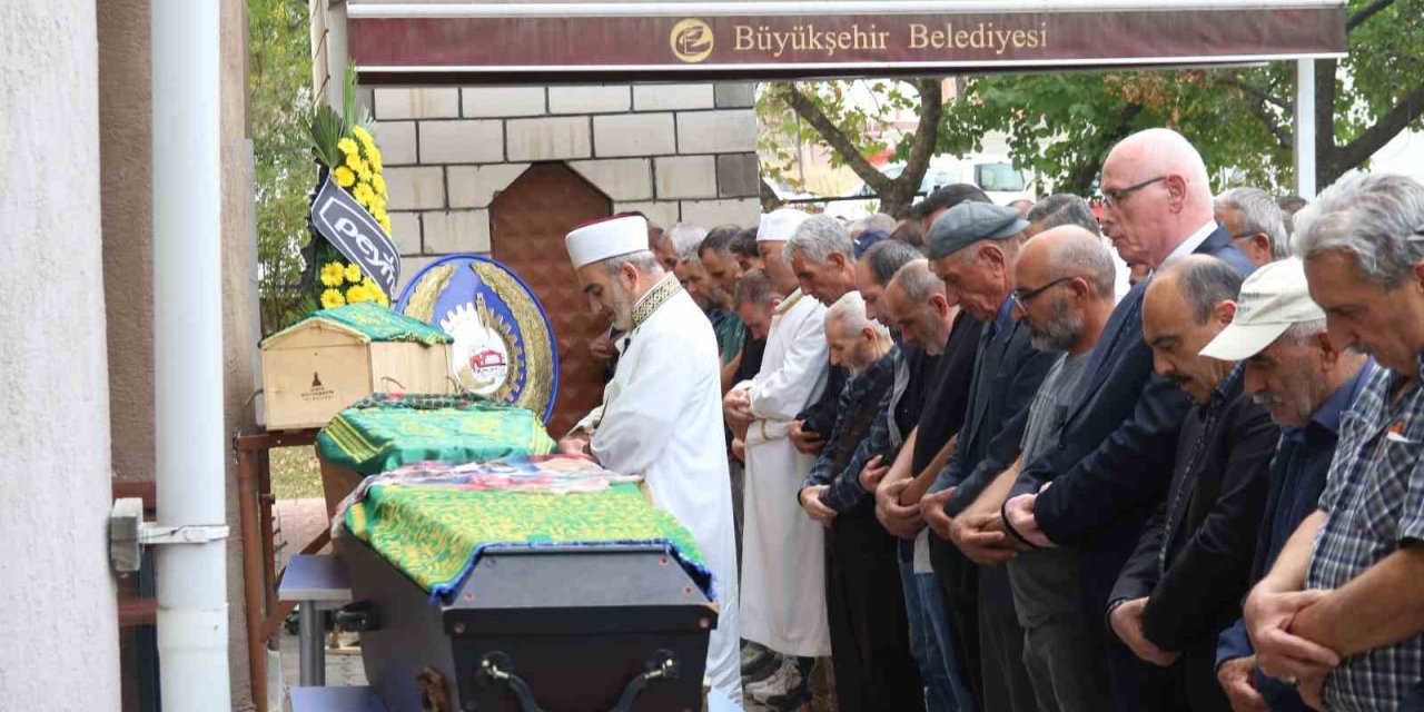 Trafik Kazasında Hayatını Kaybeden 3 Aile Ferdi Son Yolculuklarına Uğurlandı