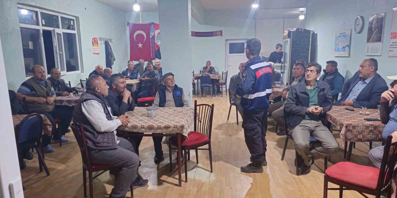 Jandarma Ekipleri Vatandaşları Çeşitli Konularda Bilgilendirdi