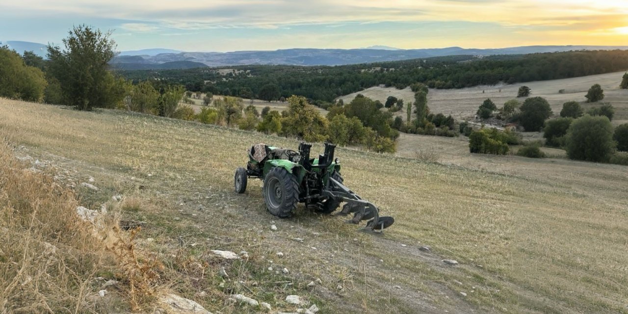 Devrilen Traktörün Altında Kalan Çiftçi Hayatını Kaybetti