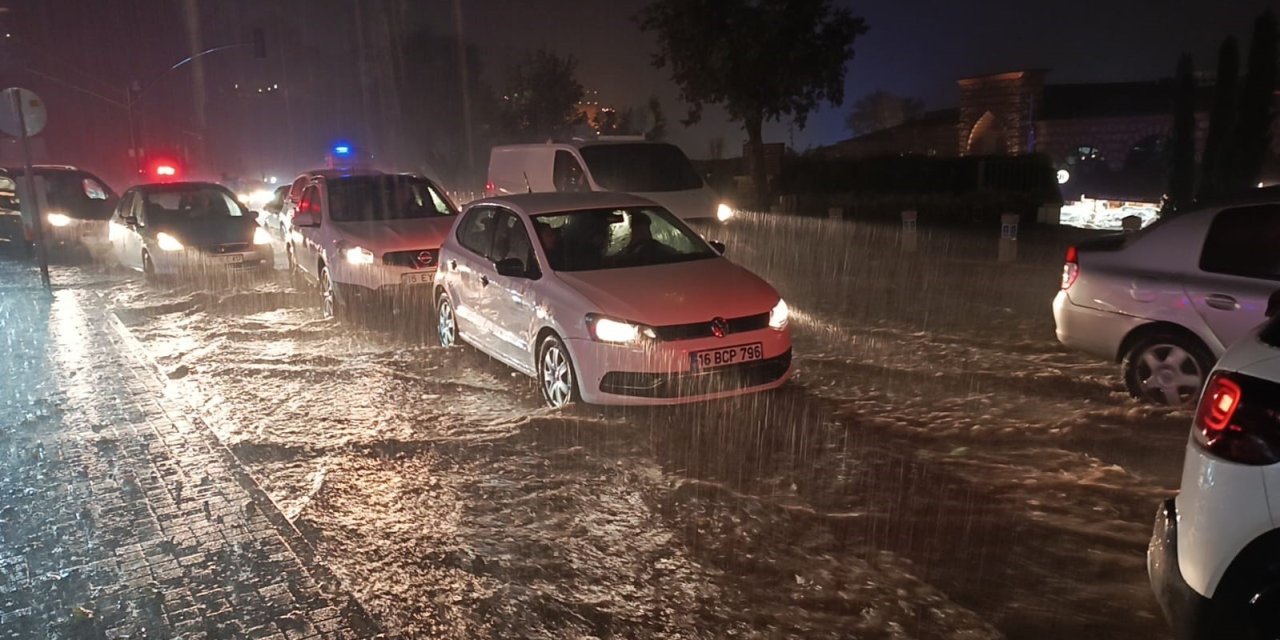 Sağanak Yağış Cadde Ve Sokakları Göle Çevirdi