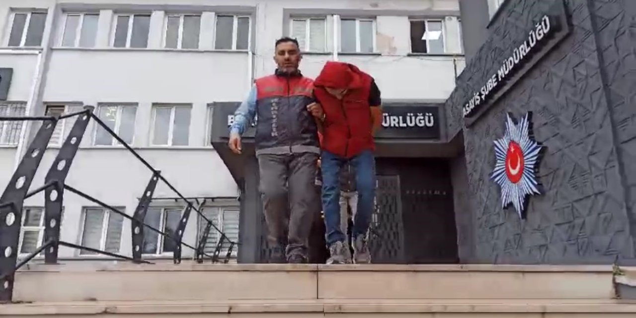 Senaryo Polisleri Bile Şaşırttı, Arkadaşına Kapkaç Yaptırttı