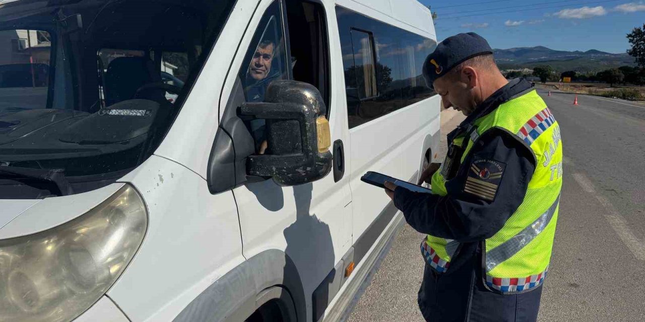 Jandarma Trafik Timleri, Yük Ve Yolcu Taşıyan Araçları Denetlendi