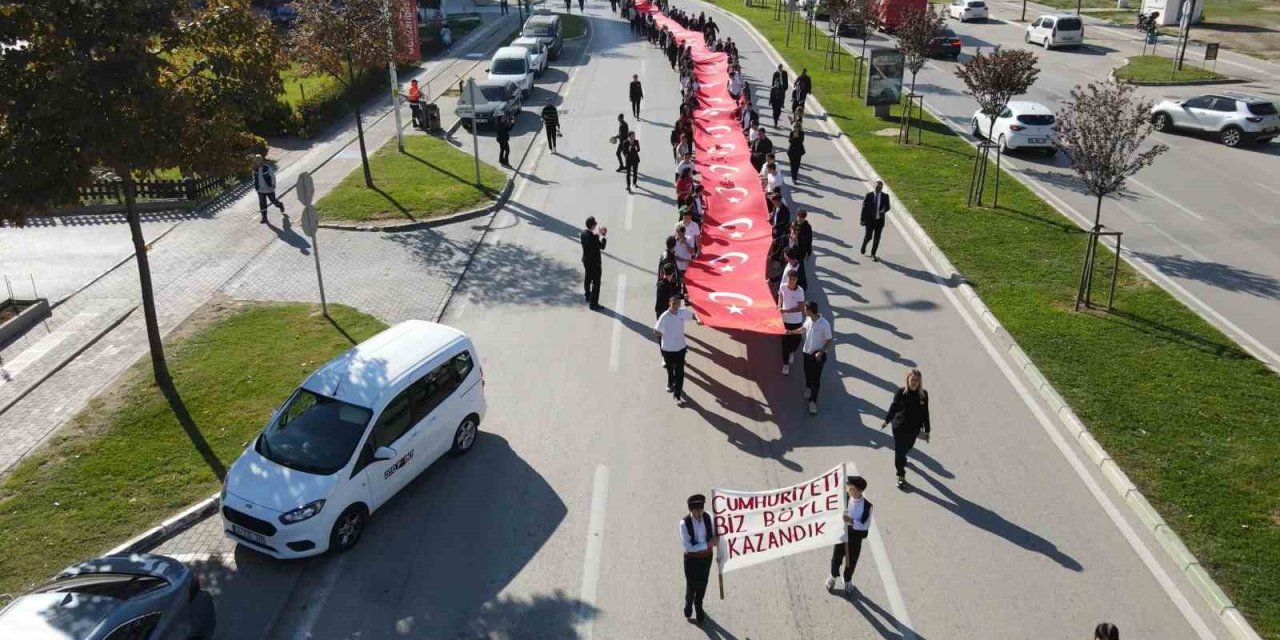 Öğrencilerden Teröre Lanet, "Yaşasın Cumhuriyet" Yürüyüşü