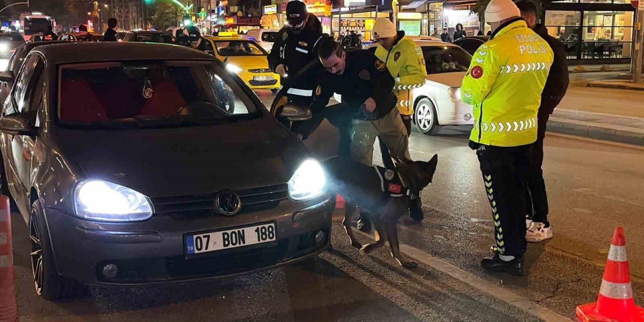 Yüzlerce Araç Ve Kişi Denetlendi