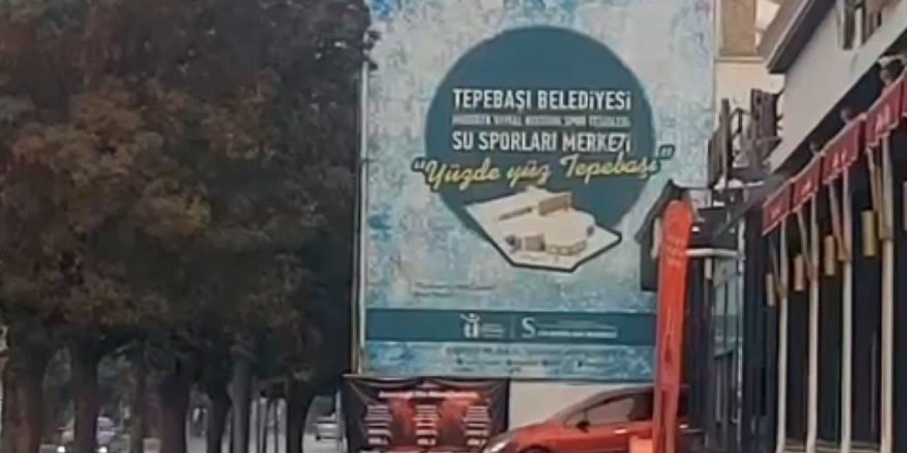 Eğlence Mekanına Aracıyla Defalarca Çarptı